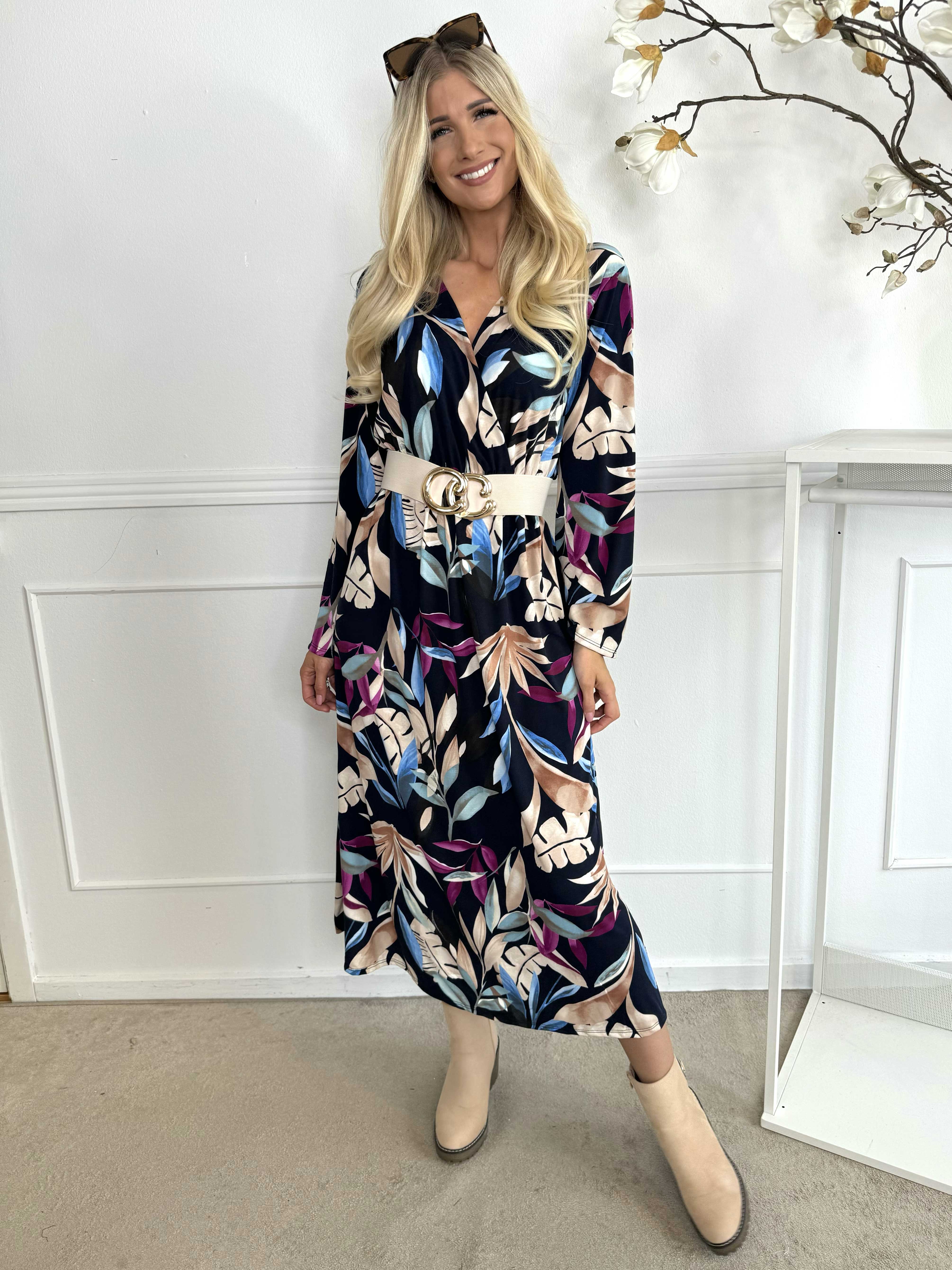 Nelly Leaf - Elastisk klänning med färgglada bladmotiv